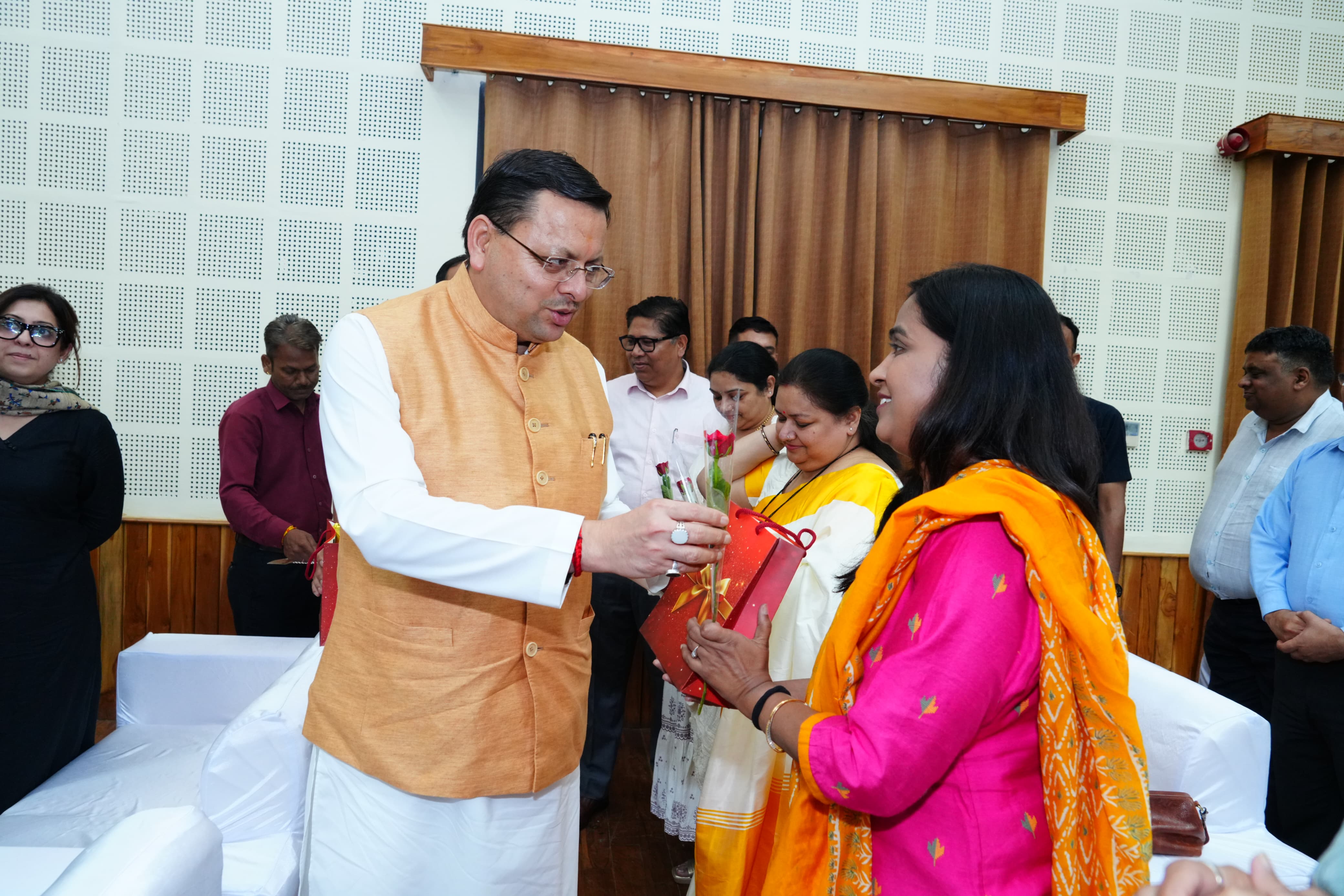 Dr. Nisha Singla meeting the Chief Minister of Uttarakhand